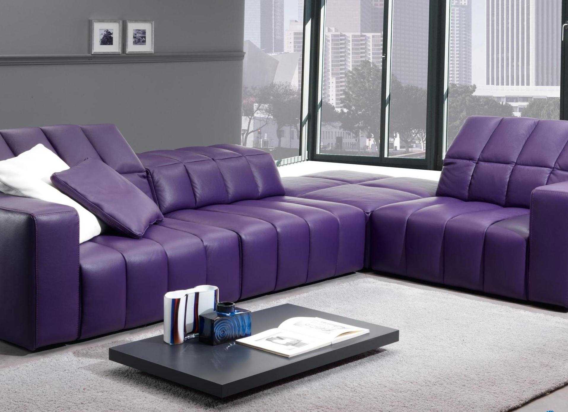 šviesiai violetinė sofa miegamojo dizaine