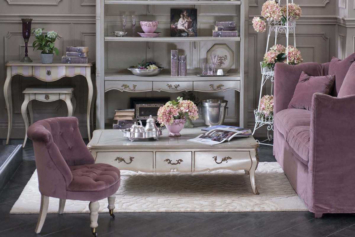 šviesiai violetinė sofa koridoriaus stiliaus