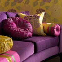 šviesiai violetinė sofa buto interjere nuotrauka