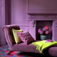 šviesiai violetinė sofa koridoriaus fasado nuotraukoje