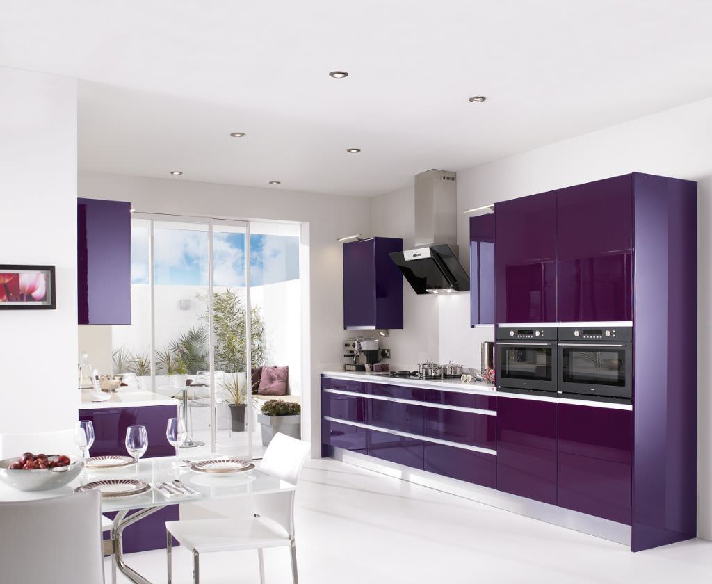 intérieur de cuisine lumineux violet