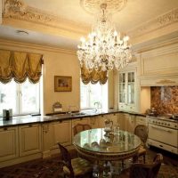 intérieur sombre de la cuisine de luxe en photo de style classique