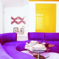 divano viola chiaro nello stile della foto del soggiorno