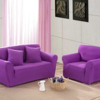šviesiai violetinė sofa buto paveikslo dizaine