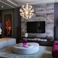 šviesiai violetinė sofa buto dekoro nuotraukoje