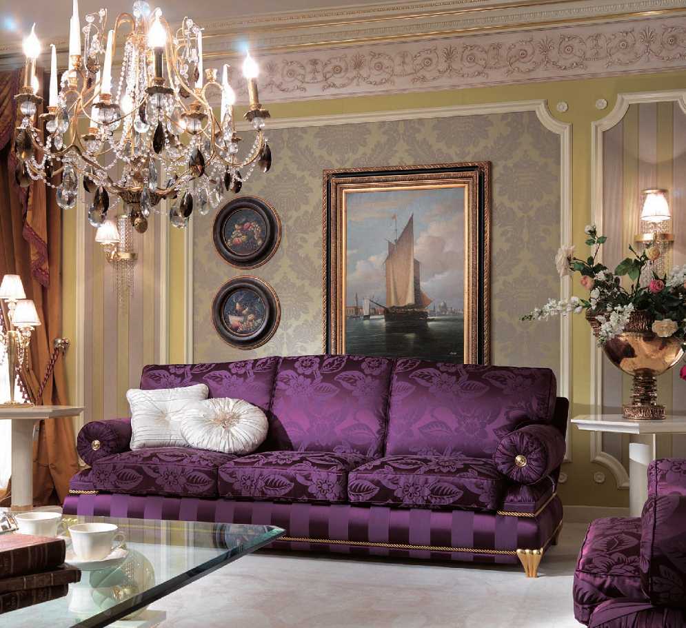 šviesiai violetinė sofa buto puošmenoje