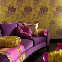šviesiai violetinė sofa namo paveikslo interjere