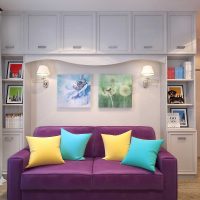 sötét lila kanapé, a stílus a nappali fotó
