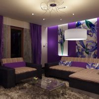 divano viola scuro nella facciata della foto del soggiorno