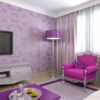 šviesiai violetinė sofa miegamojo paveikslo fasade
