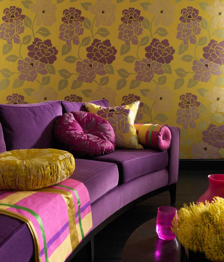 divano in stile salotto viola scuro