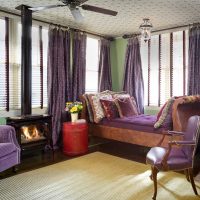 világos lila kanapé a hálószoba dekorációjának fotóján