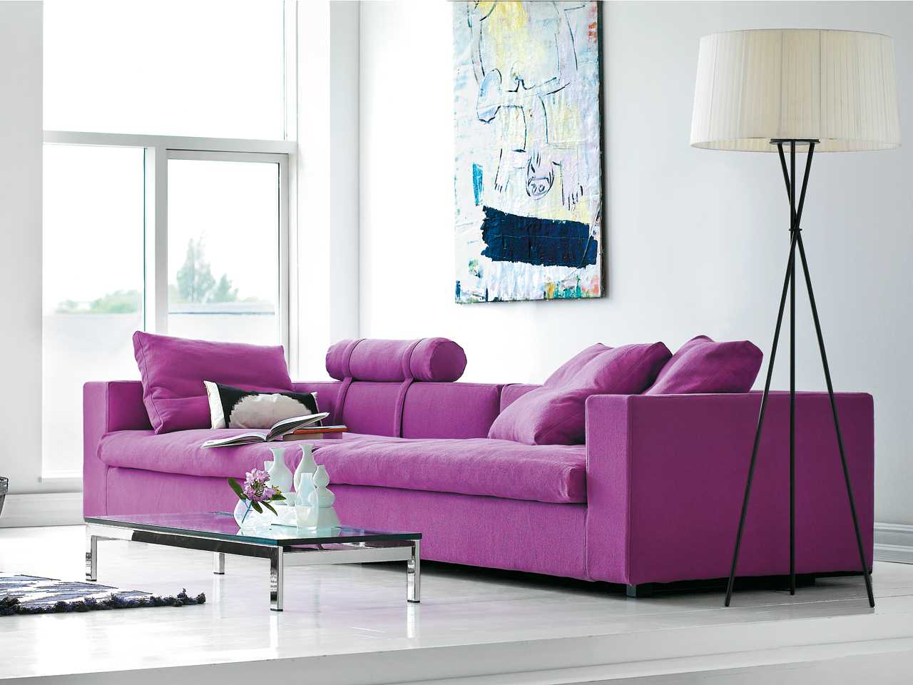 tumši violets dīvāns guļamistabas interjerā