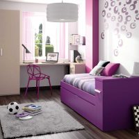 tumši purpursarkanā dīvāna stila dzīvokļa attēls