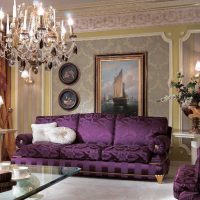 tamsiai violetinė sofa buto fasade nuotrauka