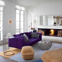 gaiši violets dīvāns viesistabas interjera attēlā