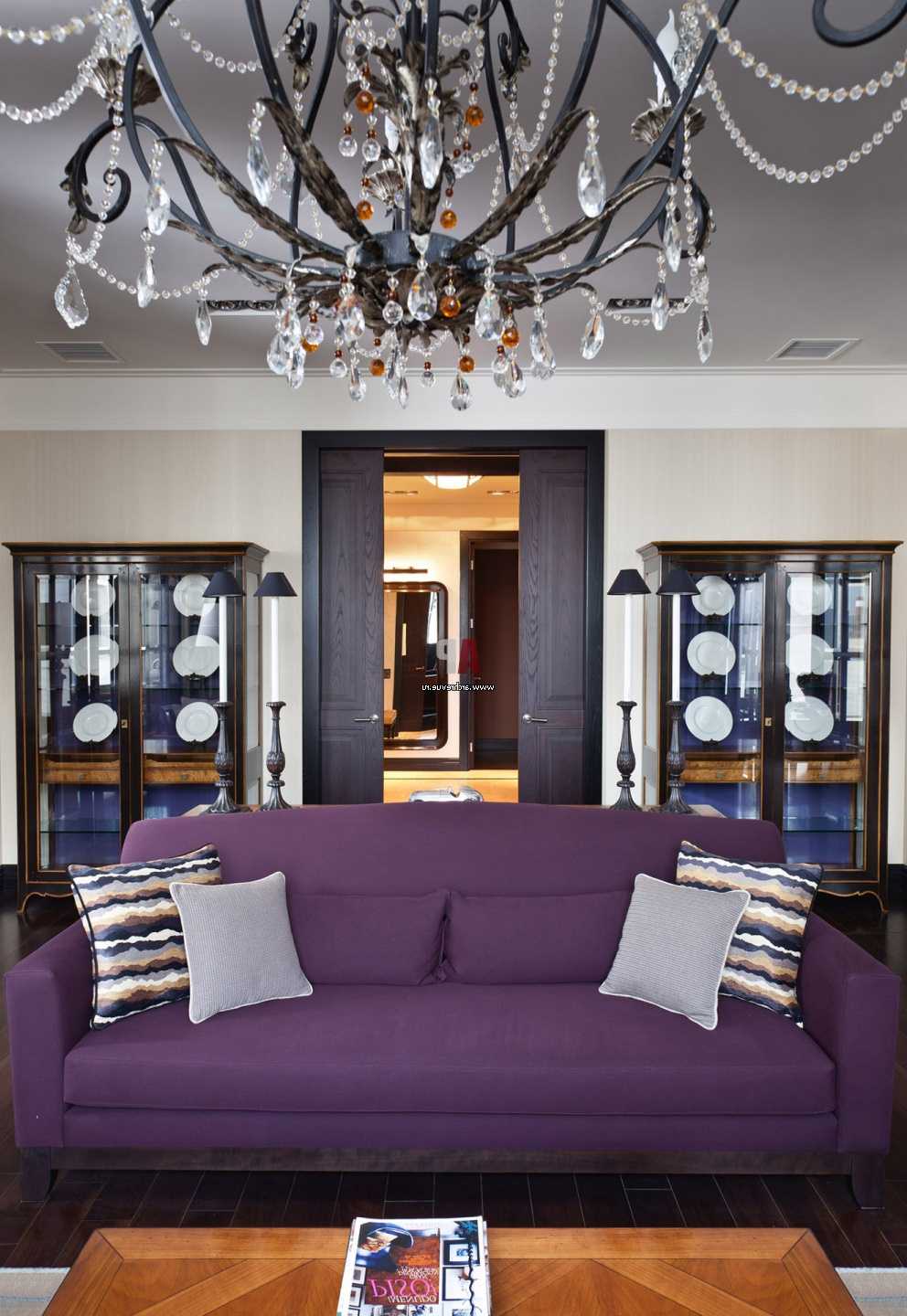 šviesiai violetinė sofa prieškambario dizaine
