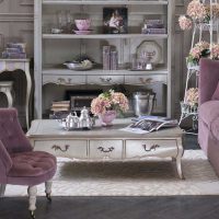 šviesiai violetinė sofa namų paveikslėlyje