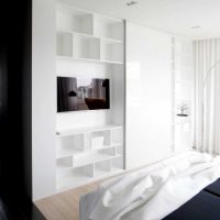 mobili bianchi chiari nello stile dell'immagine del corridoio