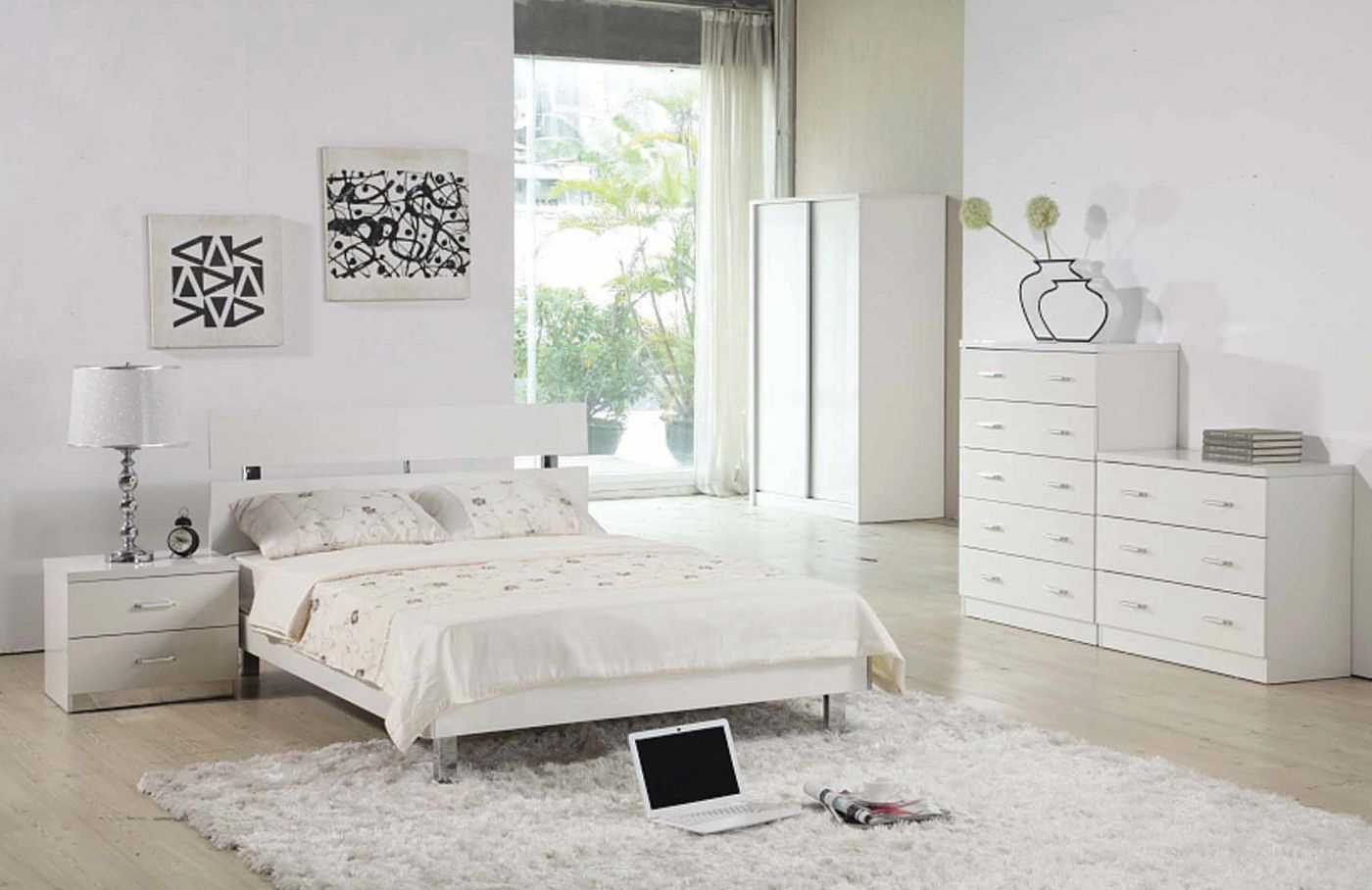 mobili bianchi chiari all'interno della camera da letto
