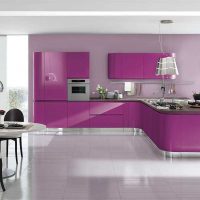 beau décor de cuisine en violet teinté