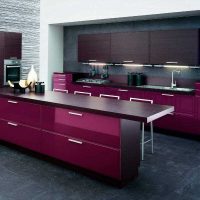 stile insolito della cucina in foto a colori viola