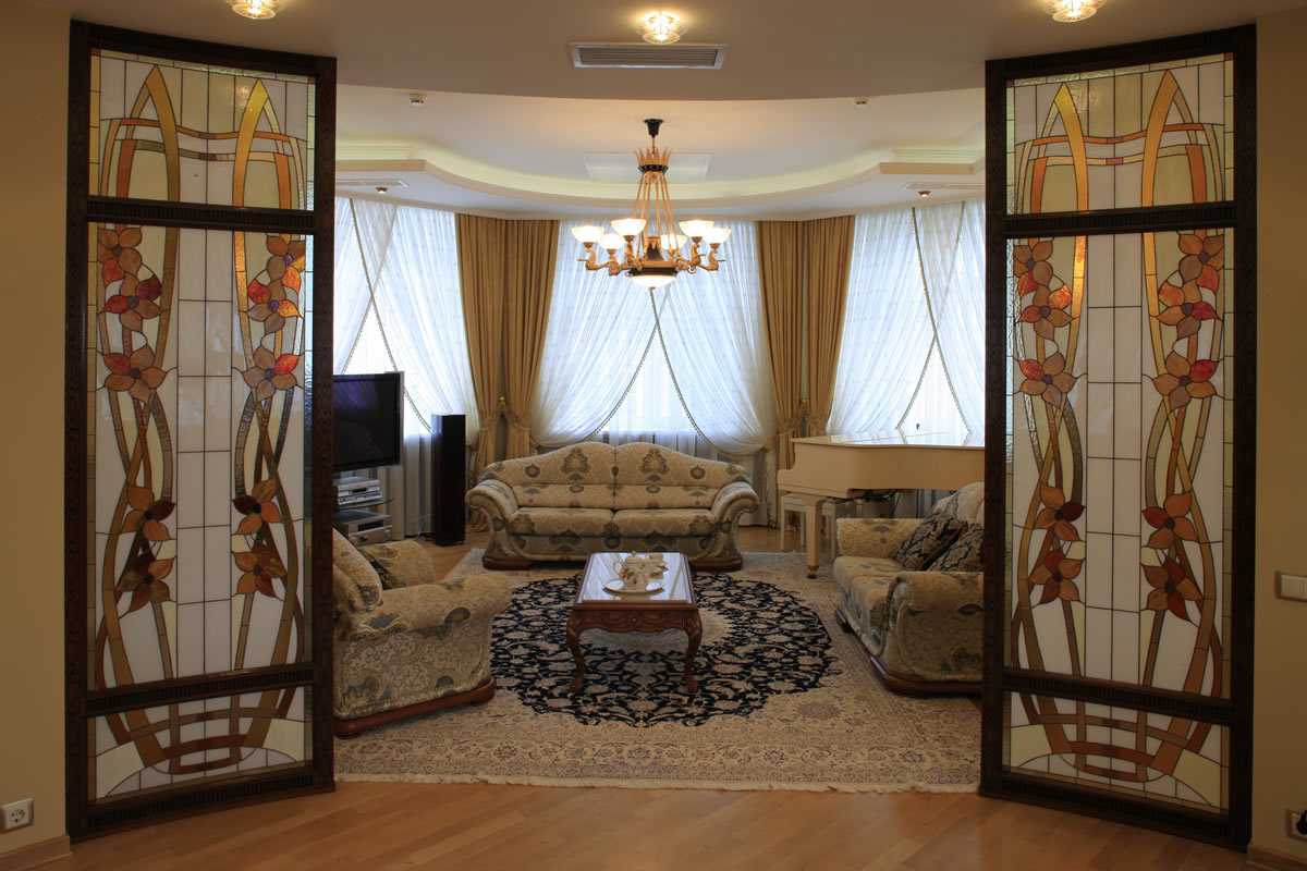 vetrata dipinta nel design del soggiorno