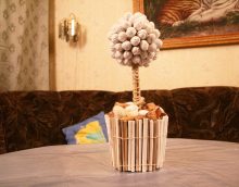 a szoba világos dekorációjának ötlete egy fával a saját kezével