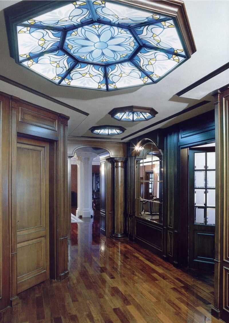 vetrata dipinta nella decorazione della stanza