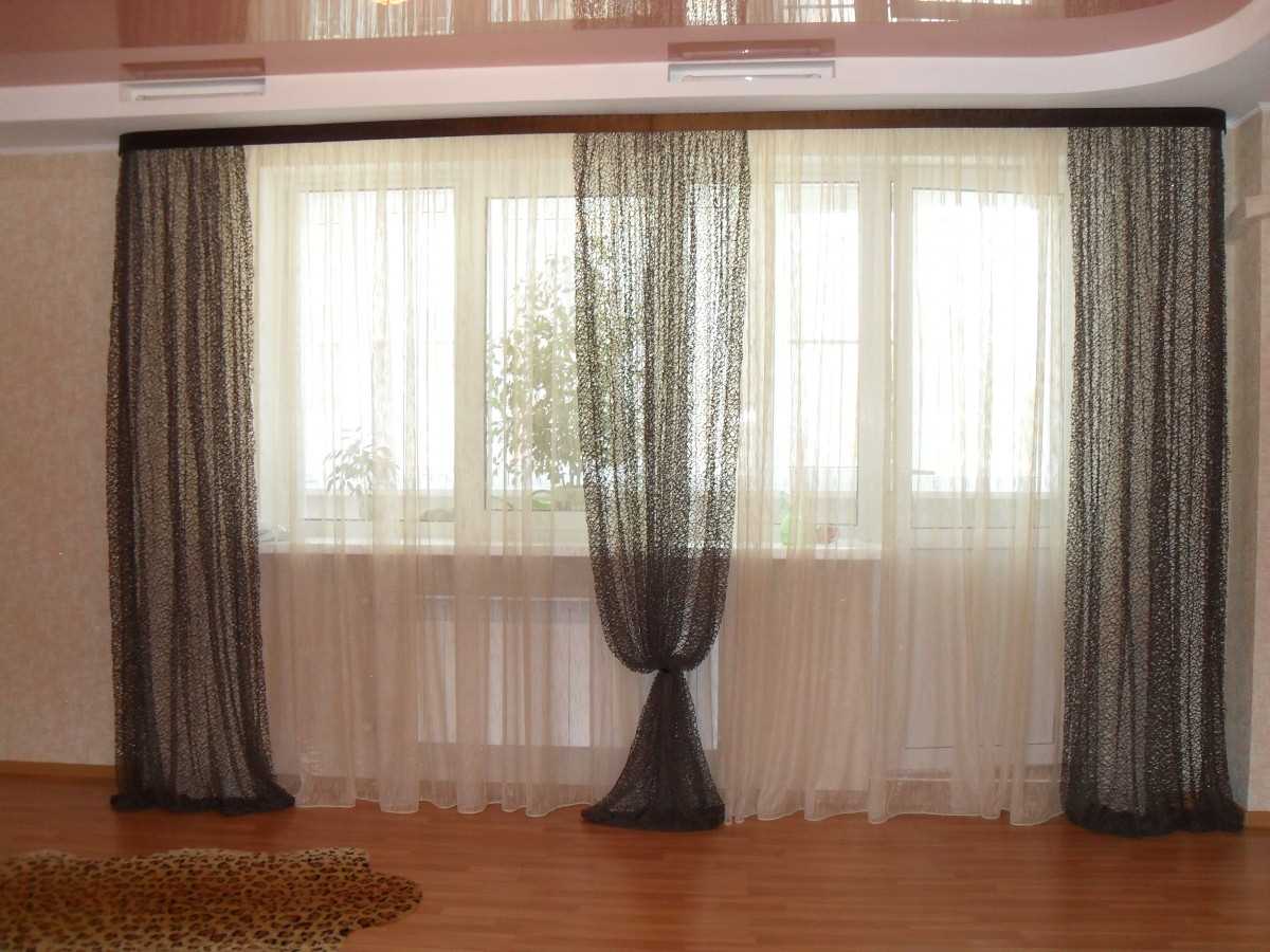 décoration de fenêtre classique avec des rideaux