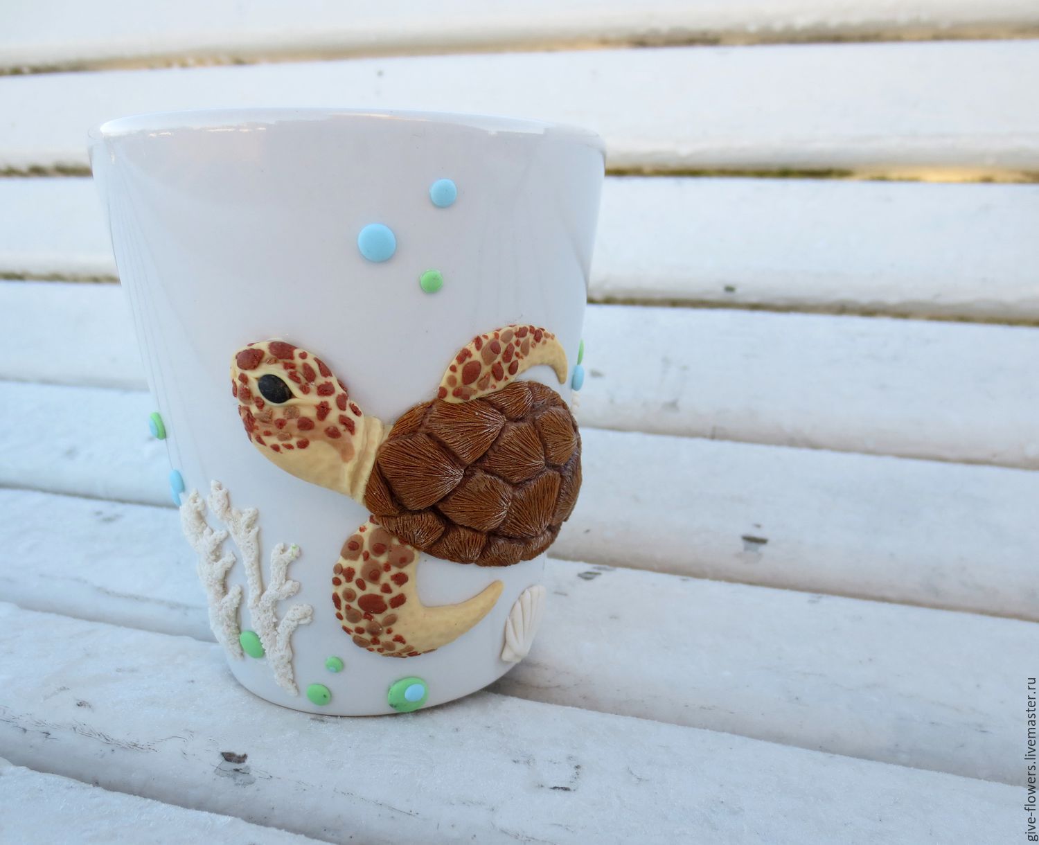 bella decorazione della tazza con animali in argilla polimerica a casa