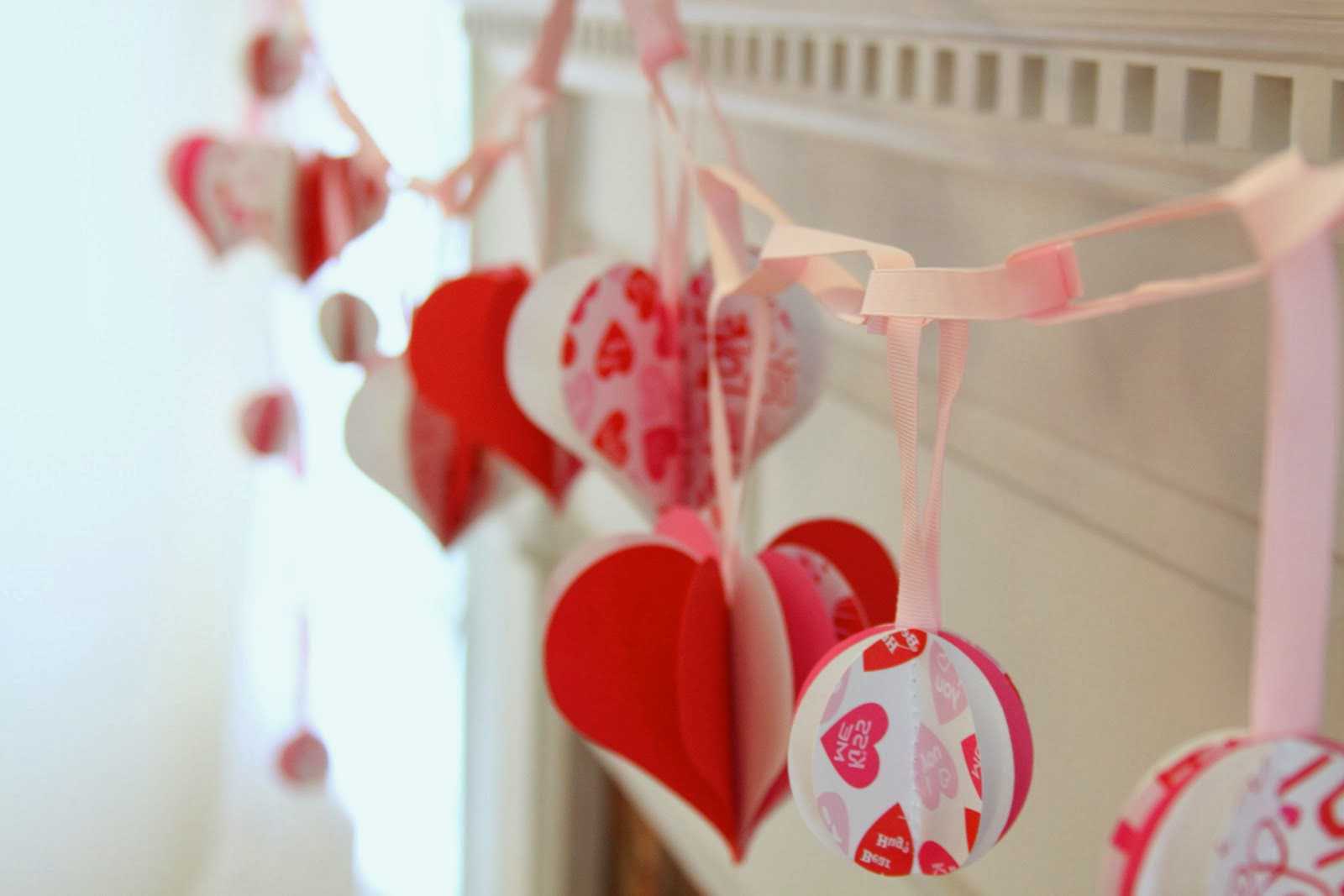 Belle décoration de la salle avec des matériaux improvisés pour la Saint-Valentin