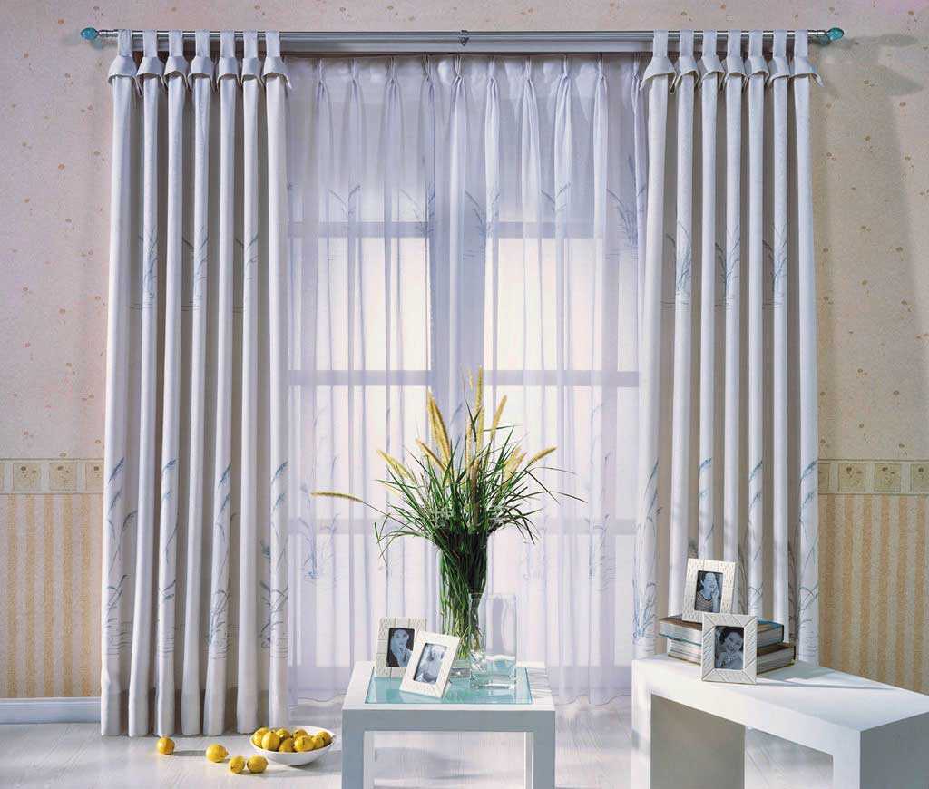 décoration de fenêtre légère avec des rideaux