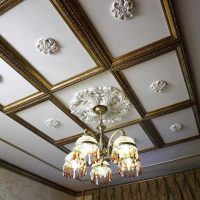 красива декорация на тавана с допълнителна светлина картина