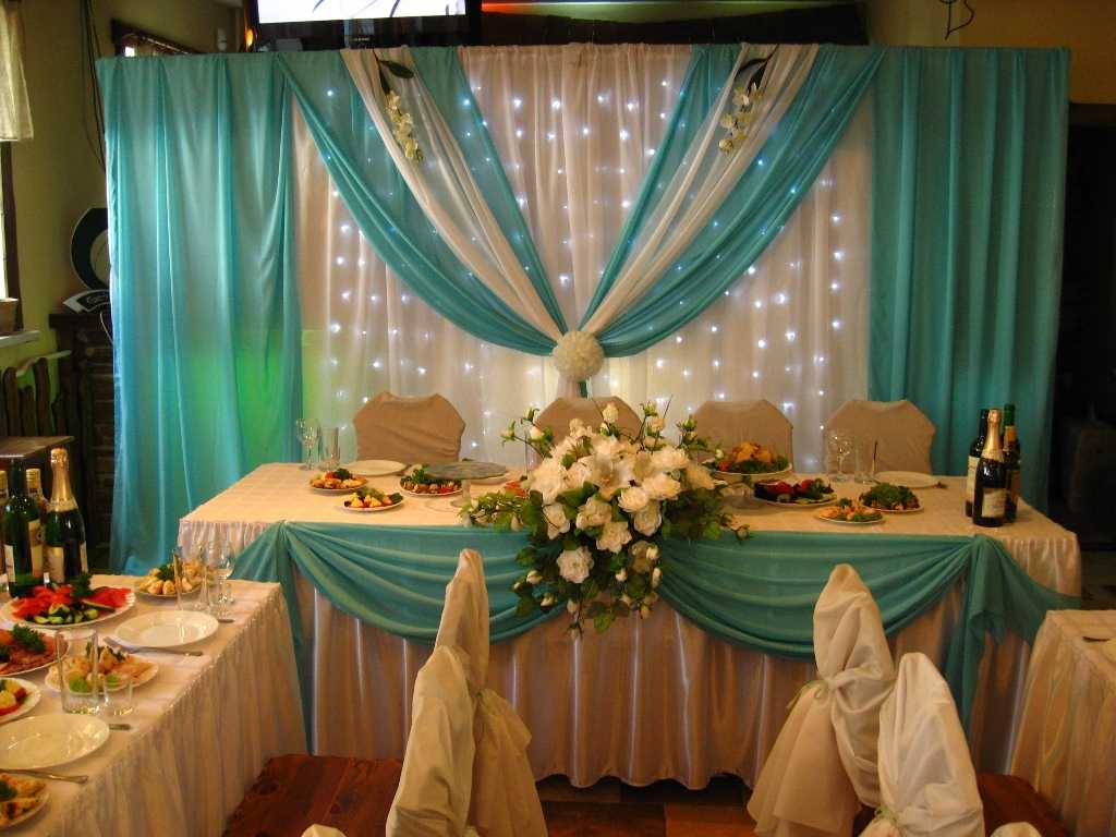 decorazione luminosa della sala delle nozze con fiori