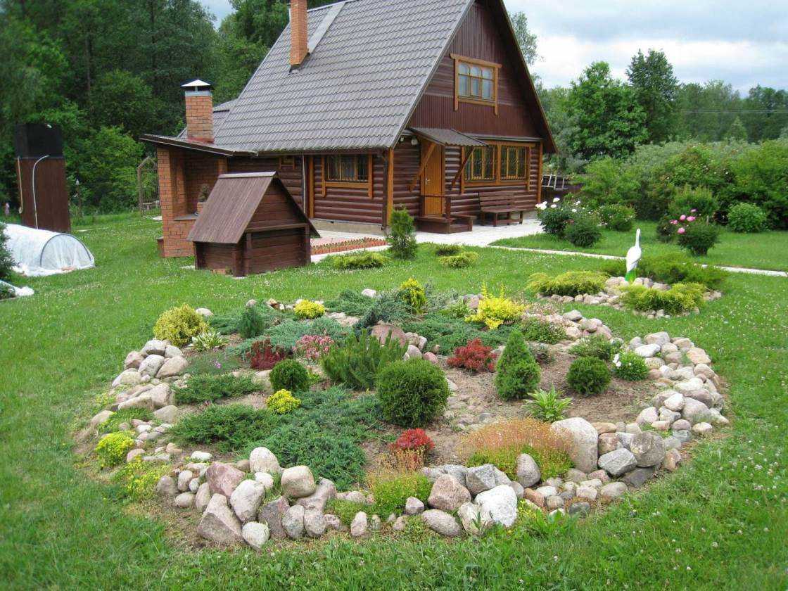 originalus kaimo namo dizainas su akmenimis
