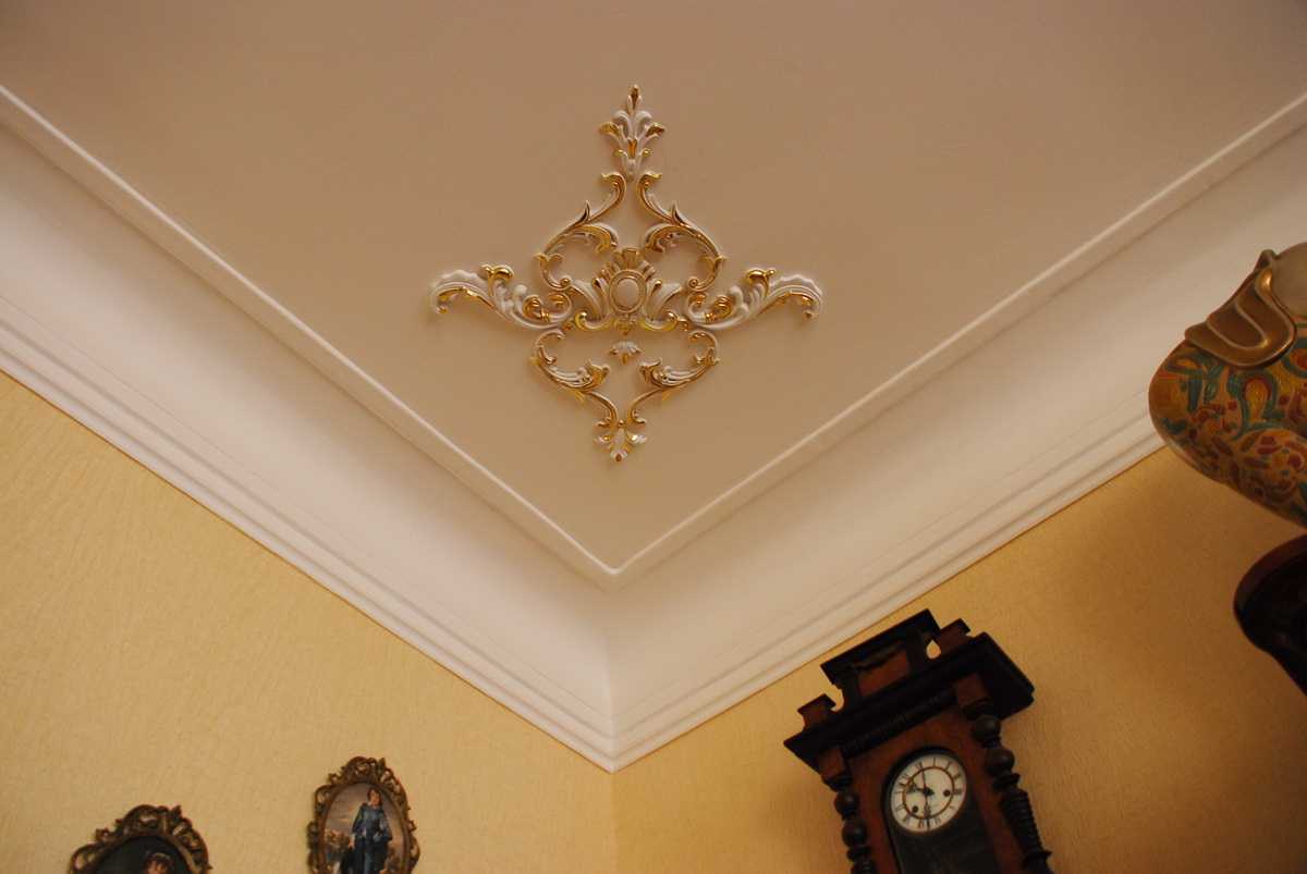 mooie decoratie van het plafond met accessoires