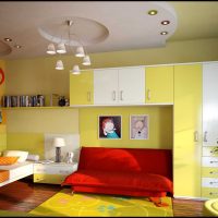 intérieur inhabituel de l'appartement en photo couleur moutarde