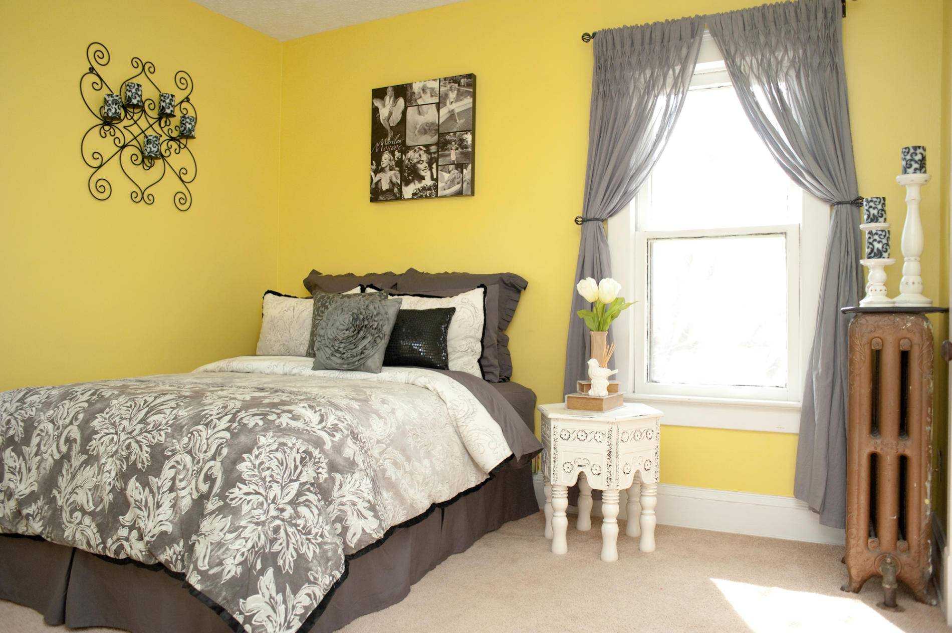 bel appartement intérieur couleur moutarde