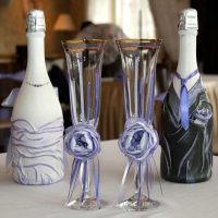 design original de bouteilles de champagne avec photo de rubans colorés