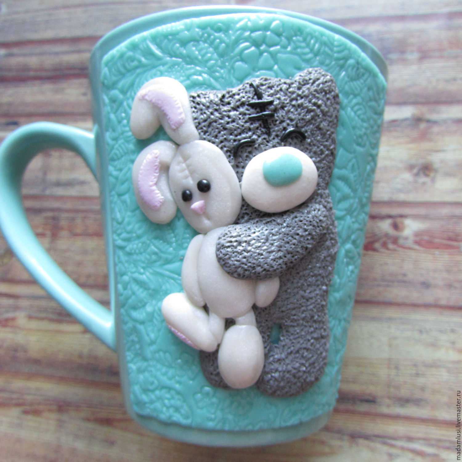 decorazione tazza fai-da-te realizzata con animali in argilla polimerica