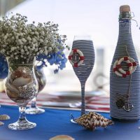 décoration inhabituelle de bouteilles de champagne avec une photo de rubans colorés