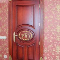 décoration insolite de portes intérieures avec des matériaux improvisés photo