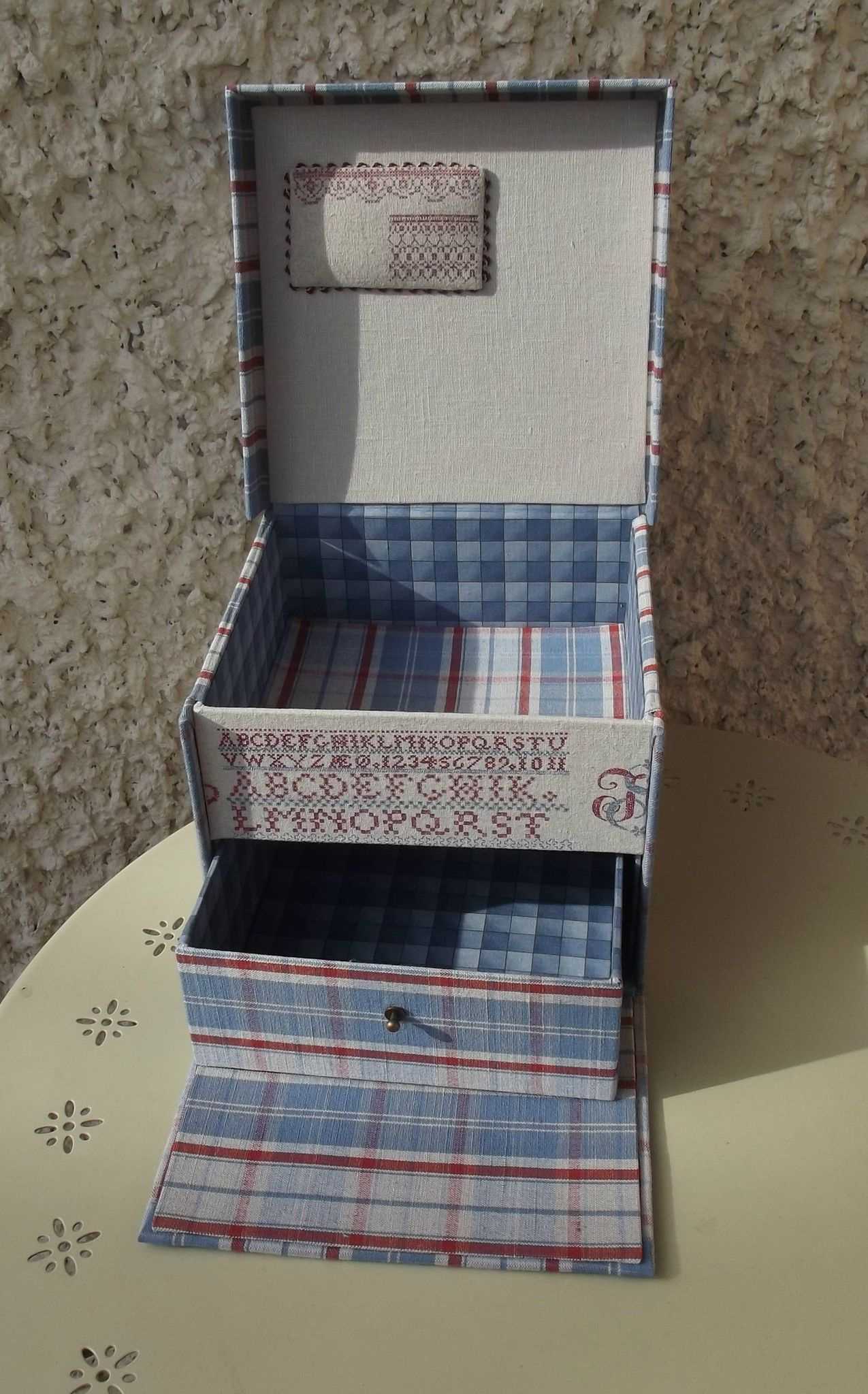 décoration originale de boîtes de rangement avec des matériaux improvisés