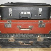 conception de la chambre lumineuse avec photo de vieilles valises