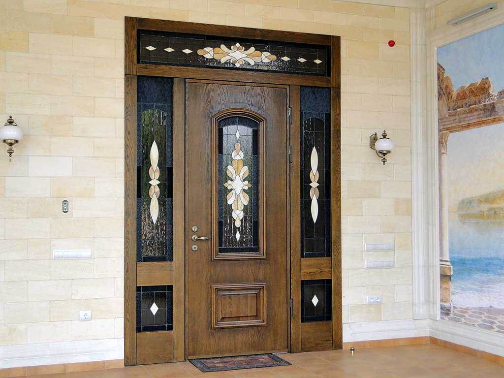 design inhabituel de portes d'entrée avec des matériaux improvisés