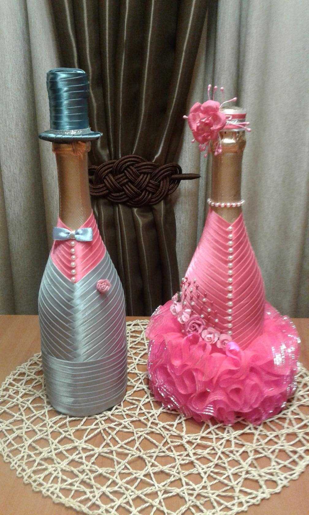 décoration lumineuse de bouteilles de champagne avec des rubans colorés