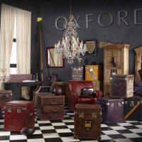 design de chambre clair avec photo de vieilles valises
