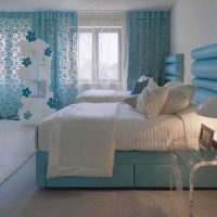 luminoso soggiorno in stile a colori blu