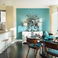 arredamento luminoso dell'appartamento in foto blu